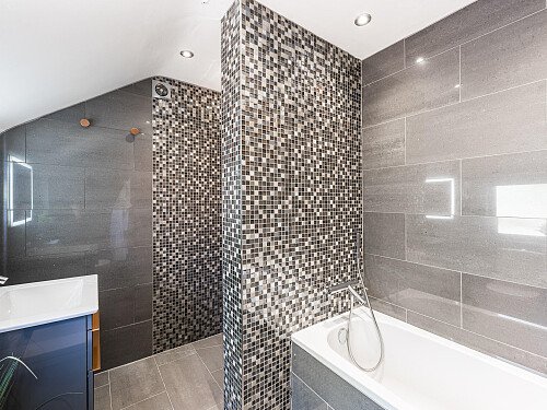 Black Barn CM3:bathroom2