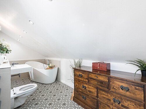 Black Barn CM3:bathroom3