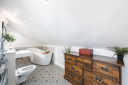 Black Barn CM3:bathroom3