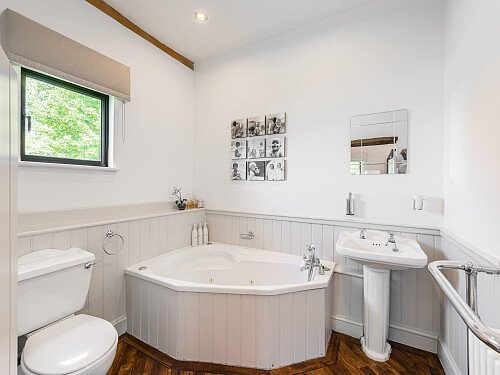 Black Barn CM3:master ensuite