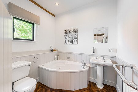 Black Barn CM3:master ensuite
