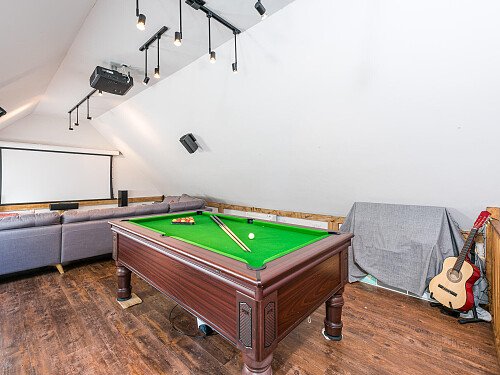 Black Barn CM3:pool table
