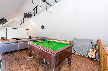 Black Barn CM3:pool table