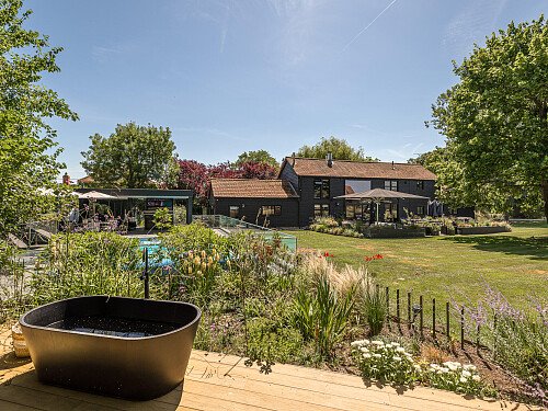 Location Creation:Black Barn CM3:garden bath tub 2