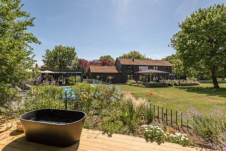 Location Creation:Black Barn CM3:garden bath tub 2