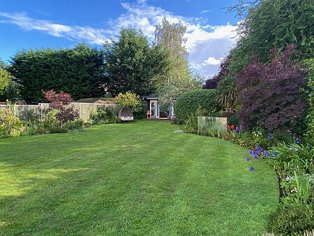 Garden lawn cabin