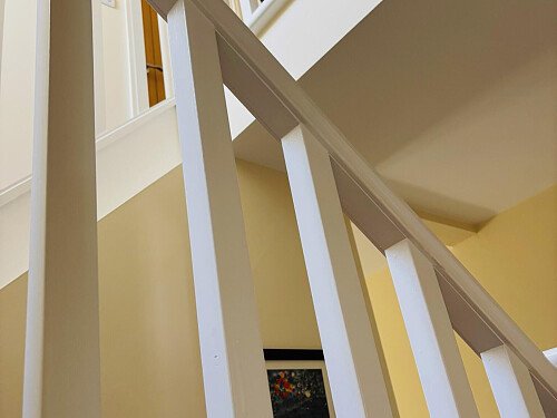 Mid landing banister