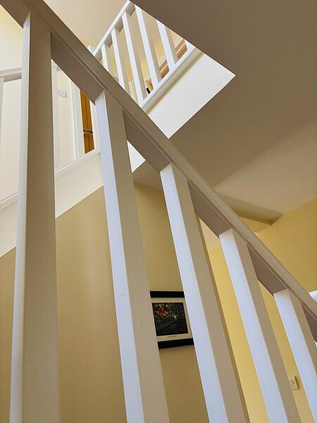 Mid landing banister