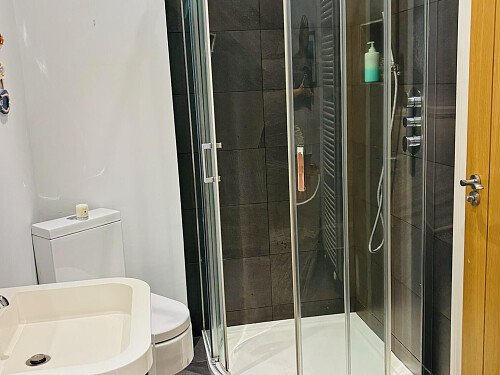 Master bed ensuite shower