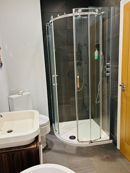 Master bed ensuite shower