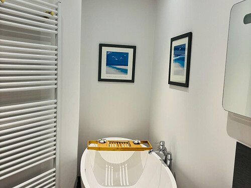 Master bed ensuite bath