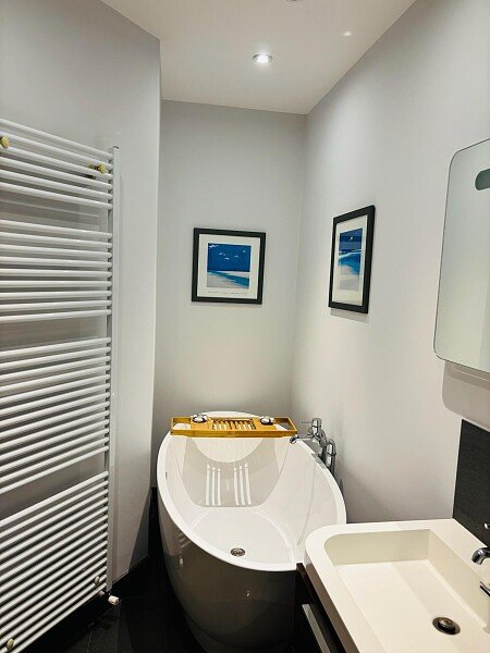 Master bed ensuite bath