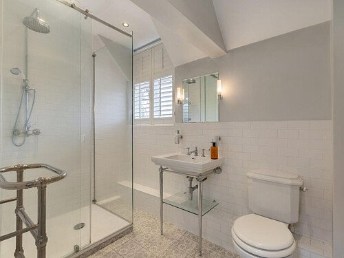 Field House Family bathroom