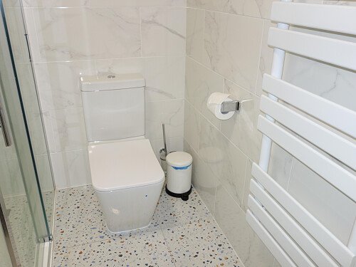 Master bedroom ensuite 2