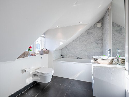 Location Creation: Ritherdon Road: bathroom (1)