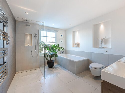Location Creation: Ritherdon Road: bathroom (2)