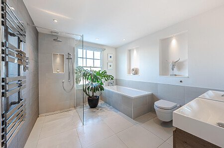 Location Creation: Ritherdon Road: bathroom (2)