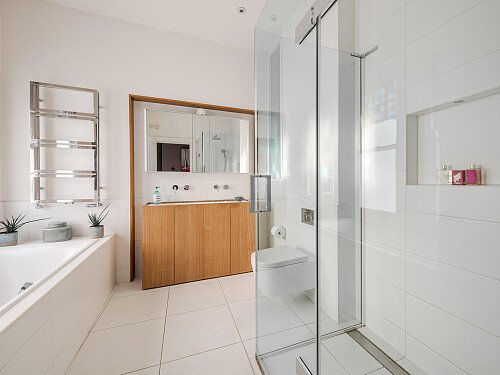 Location Creation: Ritherdon Road: bathroom