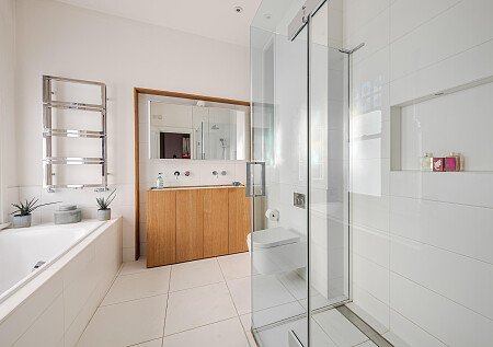 Location Creation: Ritherdon Road: bathroom