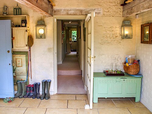 Traveller wagon period colourful cottage - Filming Locations Locations Direct -10