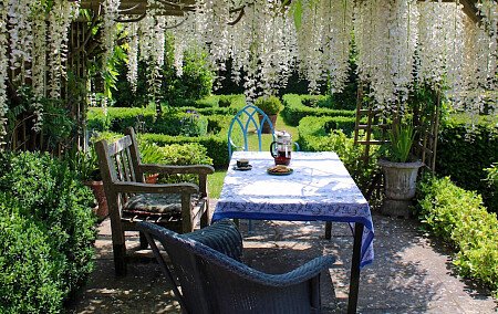 Traveller wagon period colourful cottage - Filming Locations Locations Direct -22