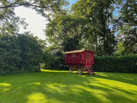 Traveller wagon period colourful cottage - Filming Locations Locations Direct -27