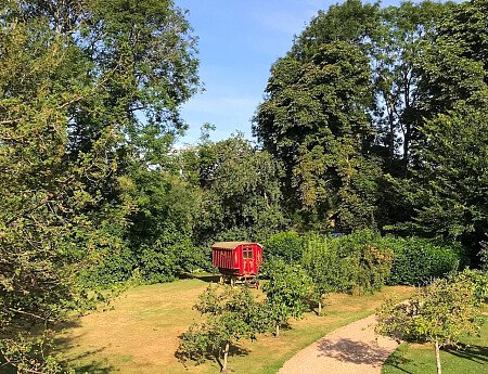 Traveller wagon period colourful cottage - Filming Locations Locations Direct -31