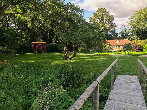 Traveller wagon period colourful cottage - Filming Locations Locations Direct -47