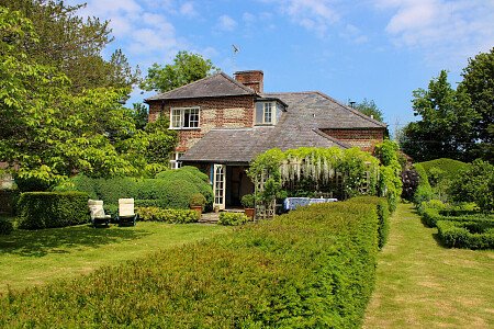 Traveller wagon period colourful cottage - Filming Locations Locations Direct -57