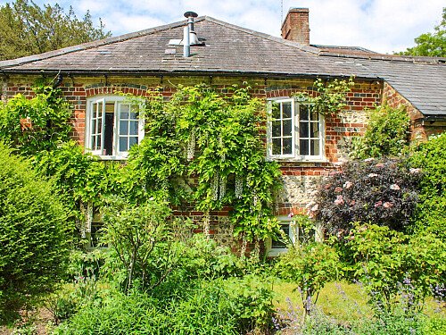 Traveller wagon period colourful cottage - Filming Locations Locations Direct -58