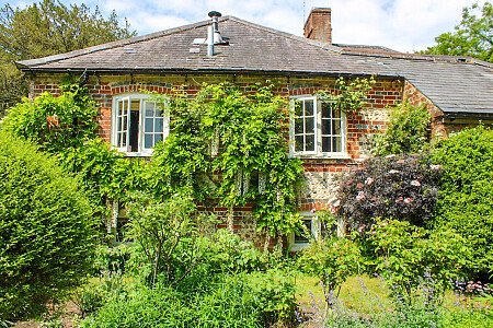 Traveller wagon period colourful cottage - Filming Locations Locations Direct -58