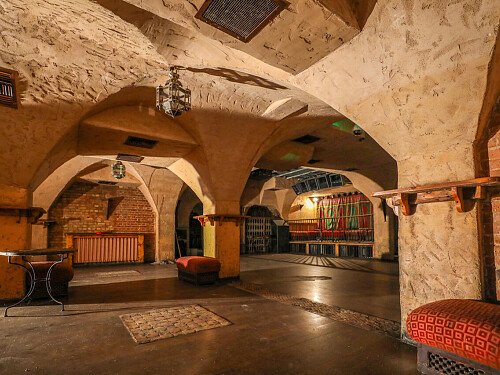 Red Venue  - Filming Locations Locations Direct -24