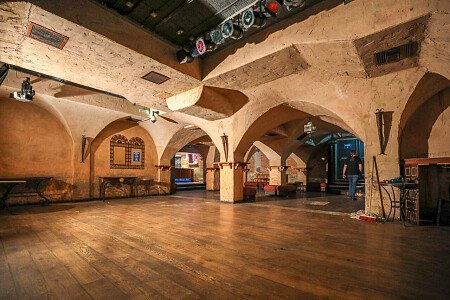 Red Venue  - Filming Locations Locations Direct -26