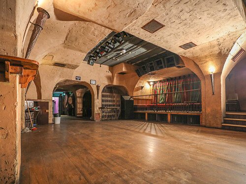 Red Venue  - Filming Locations Locations Direct -28