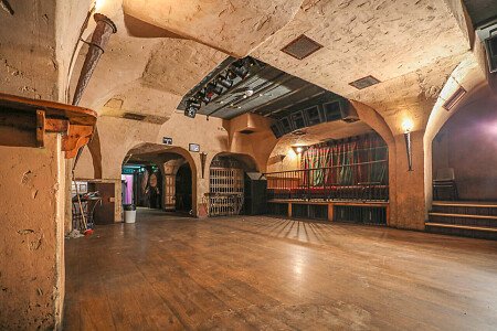 Red Venue  - Filming Locations Locations Direct -28