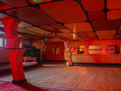 Red Venue  - Filming Locations Locations Direct -42