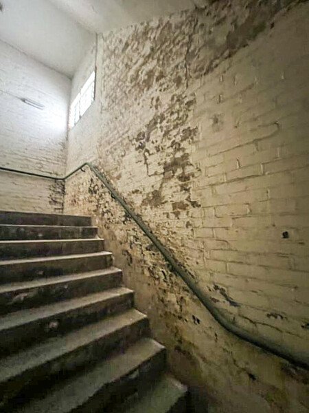 Run dowb warehouse  - Filming Locations Locations Direct -39