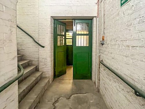 Run dowb warehouse  - Filming Locations Locations Direct -42