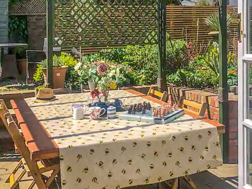 Cottage quirky wallpaper  - Filming Photoshoot Locations-56