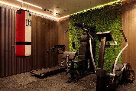 Bar Stairs House - Filming Locations Locations Direct -31