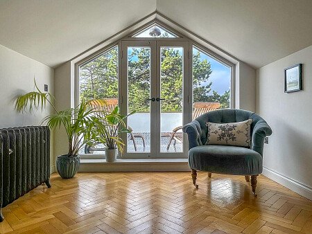 triangle glass door - Filming Locations Locations Direct -05