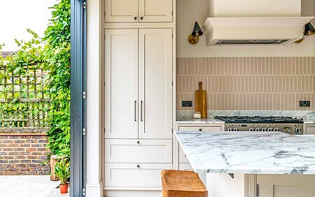 triangle glass door - Filming Locations Locations Direct -08