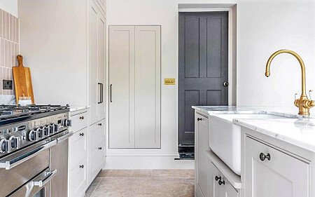 triangle glass door - Filming Locations Locations Direct -07