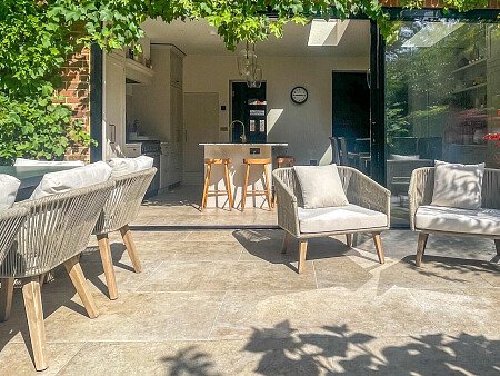 triangle glass door - Filming Locations Locations Direct -36