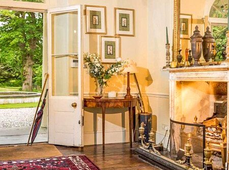 Colourful period round driveway-02