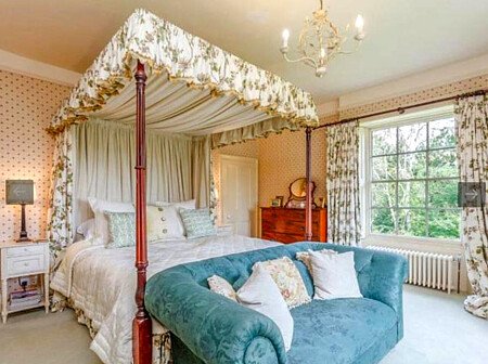 Colourful period round driveway-03