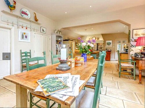 Colourful period round driveway-06