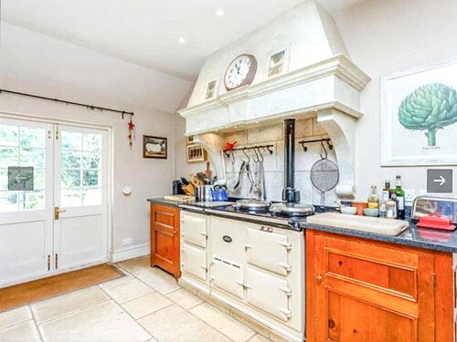 Colourful period round driveway-08