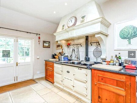 Colourful period round driveway-08