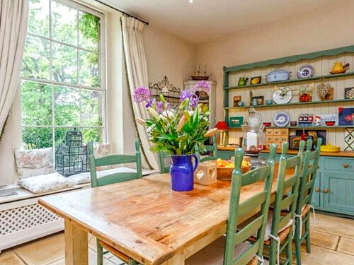 Colourful period round driveway-09